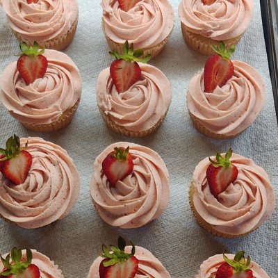 Fresh Vanilla and Strawberry Cupcakes 