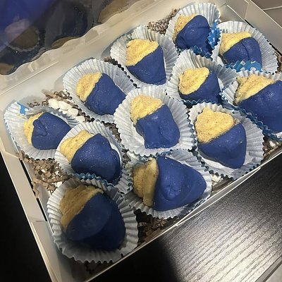 12 Cheesecake Stuffed Strawberries 