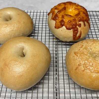 Sourdough Bagels With Toppings (4 Pack)