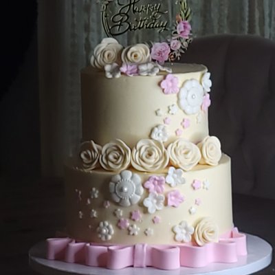 Small Two Tier Celebration Cakes (30 Servings)
