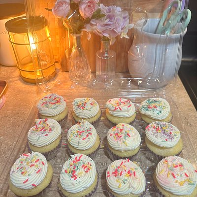 Classic Vanilla Cupcakes 
