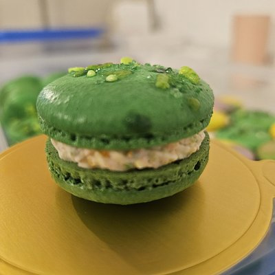 Crunchy Fruity Pebbles macarons 