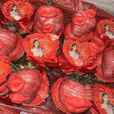 12ct Heart Glam Cupcakes w/ 6ct Strawberries 