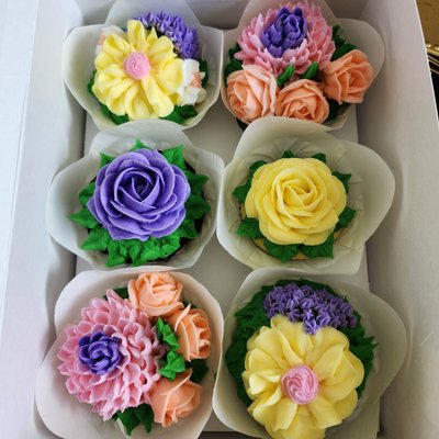 6 Boxed Standard Size Cupcakes. 🧁🌸🌹💐🧁⚘️