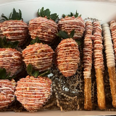 Berry & Pretzel Stick Box (Includes 8 berries and 4 pretzel sticks) 
