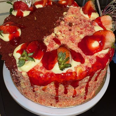 Valentines 💌 Half & Half Strawberry Crunch & Red Velvet Cheesecake Cake 