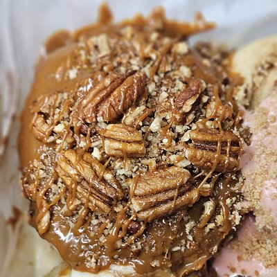 Caramel Pecan Cinnamon Rolls (4)