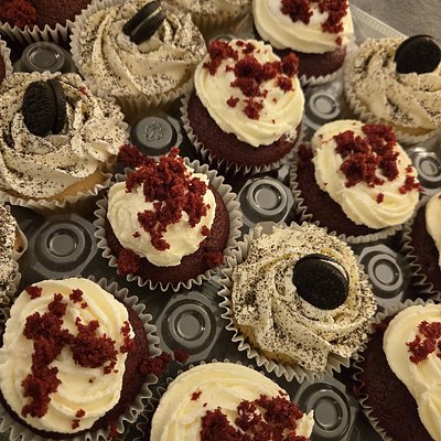 24 Cupcakes Mixed Red Velvet And Oreo 