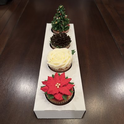 🎄 4 Standard Size Floral/Design Cupcakes