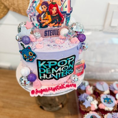 8 in Custom Cake (Feeds 20-22)