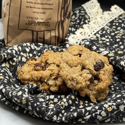 6 Oatmeal Raisin Cookies
