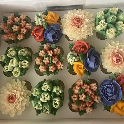 12 Classic Floral Cupcakes