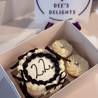 Bento cake w/ 2 cupcakes 