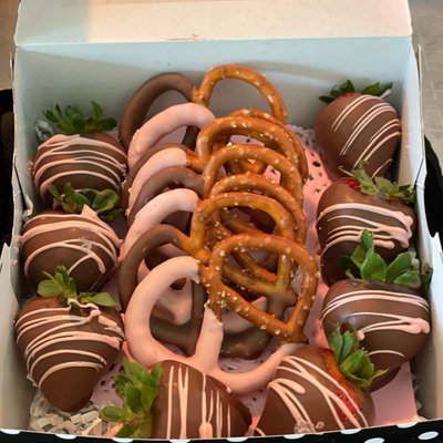 Pretzel 🥨 Chocolate 🍫 Dipped Strawberry 🍓 