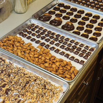 Chocolate Dipped & Drizzled Pretzels