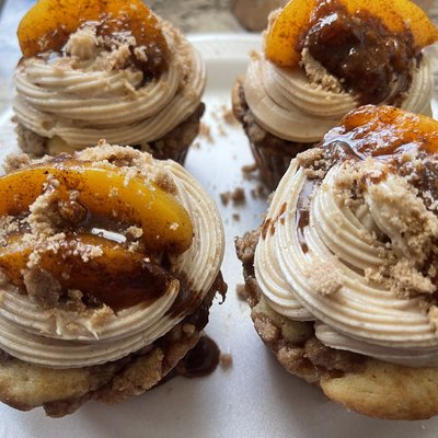 Peach Cobbler Cupcakes