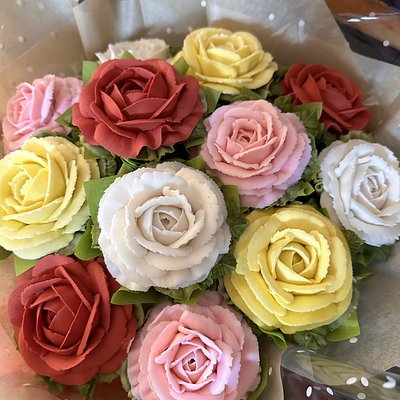 Classic 12 Cupcake Rose Bouquet