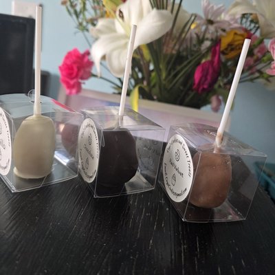 10 Vanilla Cake Pops 