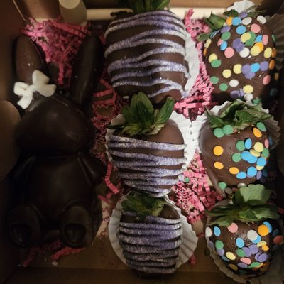 Chocolate Breakable Bunny W/6 Strawberry's 