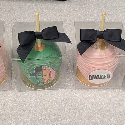 🍎 Custom Themed Caramel Apples