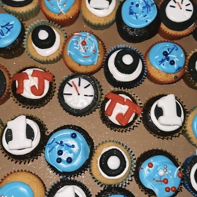 Specialty Cupcakes- With fondant (12pk)