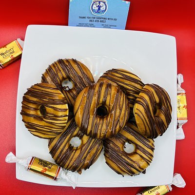 A Set Of 8 Donuts Cake: Bite-Sized