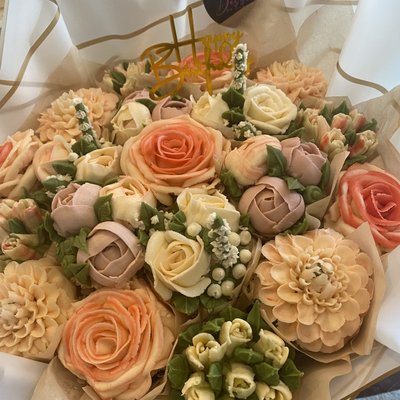 19 Deluxe Cupcake Bouquet 