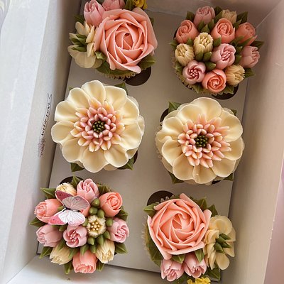 Box of 6 Floral Cupcakes for Mother’s Day 🌷