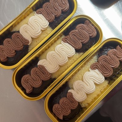 Chocolate And Vanilla Mini Cakes 