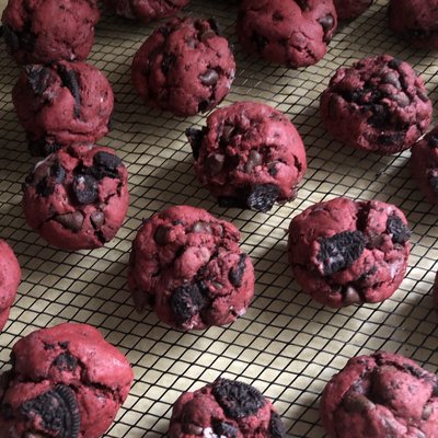 red velvet oreo cookies!! 