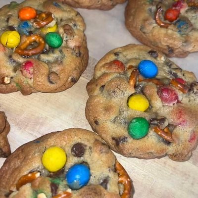 6 Oz. The Real Slim Shady ( M & M Mix With Animal Crackers)