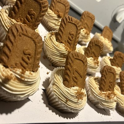 Cookie Butter Swirl Cupcakes 12 Count 🧁