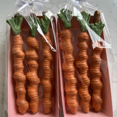 Carrot 🥕 Designed Caramel Twisted Pretzels