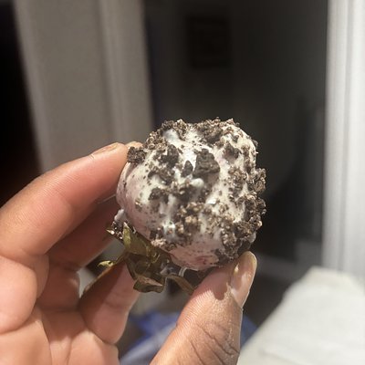 Cookies And Cream Chocolate Covered Strawberries 