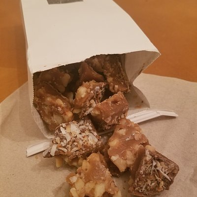 CHOCOLATE MACADAMIA BRITTLE