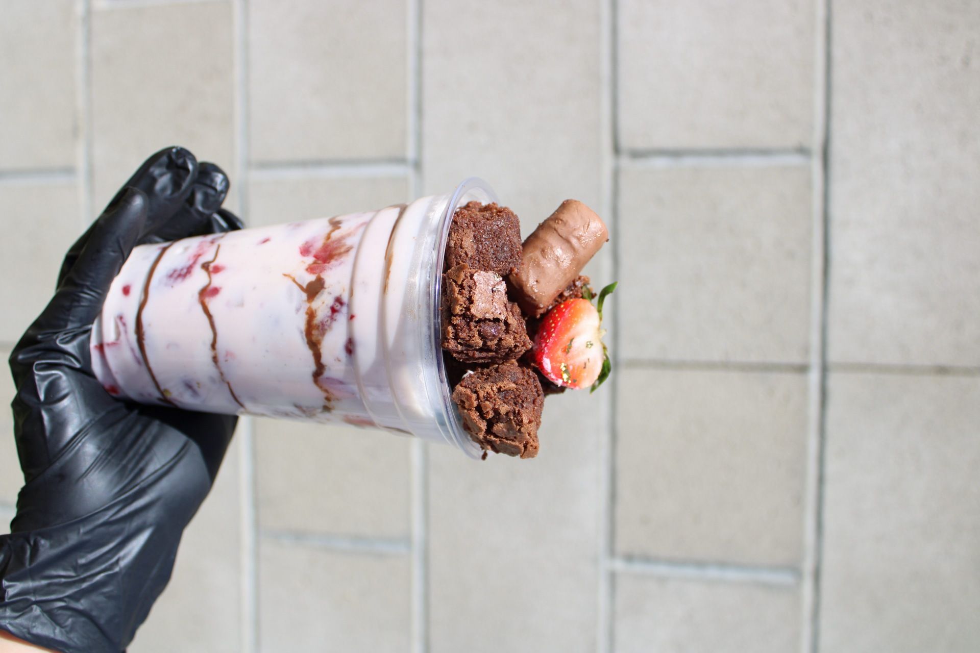 Fresas Con Crema Brownie Bites