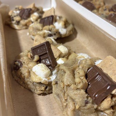 Deluxe S’more Cookie Box (4 Count)