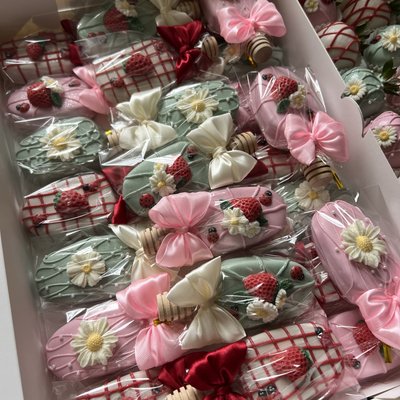 Cakesickles