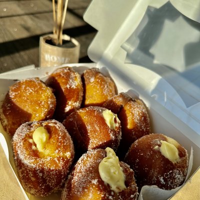 Weli Beignets x 8 (Vanilla Cream)