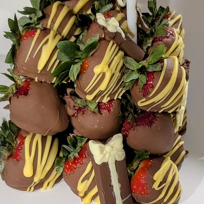 Chocolate Coated Strawberry Cake 