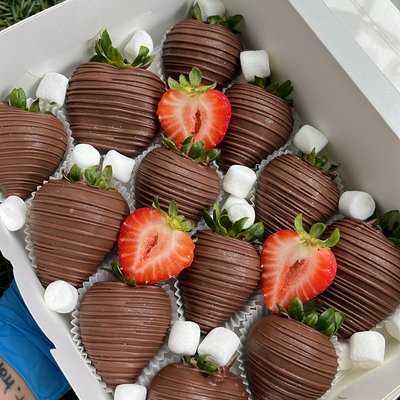 Simple Chocolate Covered Strawberries