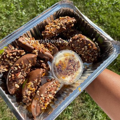 A Dozen Milk Chocolate Turtle Apple Slice w/ Turtle Cheesecake Dip