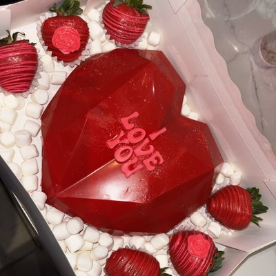“I love you” Box ( 6 berries and heart)