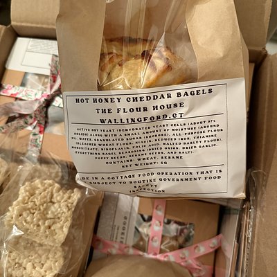 Hot Honey Cheddar Bagels (6)