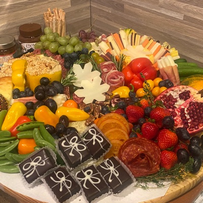 Large Graze Board Large 6-10 people- 4-5 cheeses, 4 meats, 3 spreads, seasonal fruit and veggies, cracker or bread, nuts, olives, and garnish 18-inch round or large keepsake wood board (additional cost of 50.00)