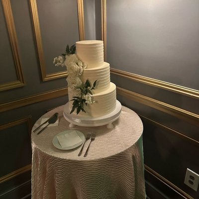 16" Round Cake Stand- White *Rental*