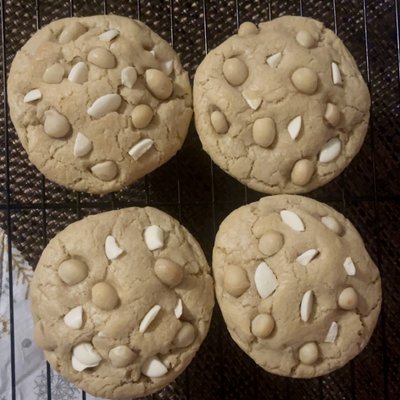 Macadamia Nut Cookies with White chocolate 1/2 Dozen