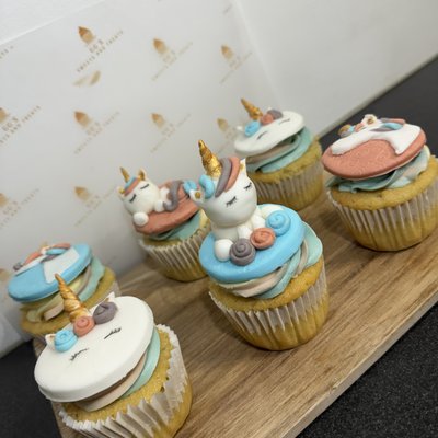 Fondant Toppers Cupcakes (Box of 6)