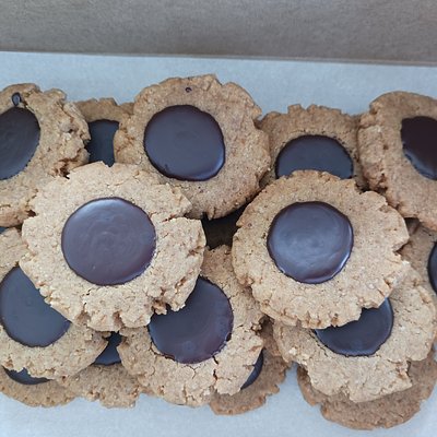 Peanut Butter Blossoms - 18 Cookies