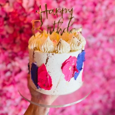 To go Cake  10/15/20 porciones(escoger color) incluye vela y cake topper